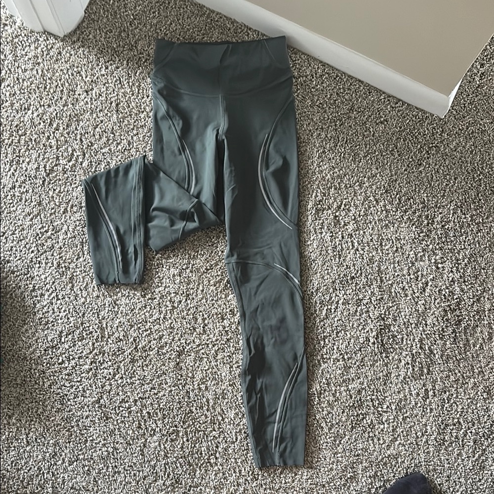 Lululemon leggings 23”
Size 2